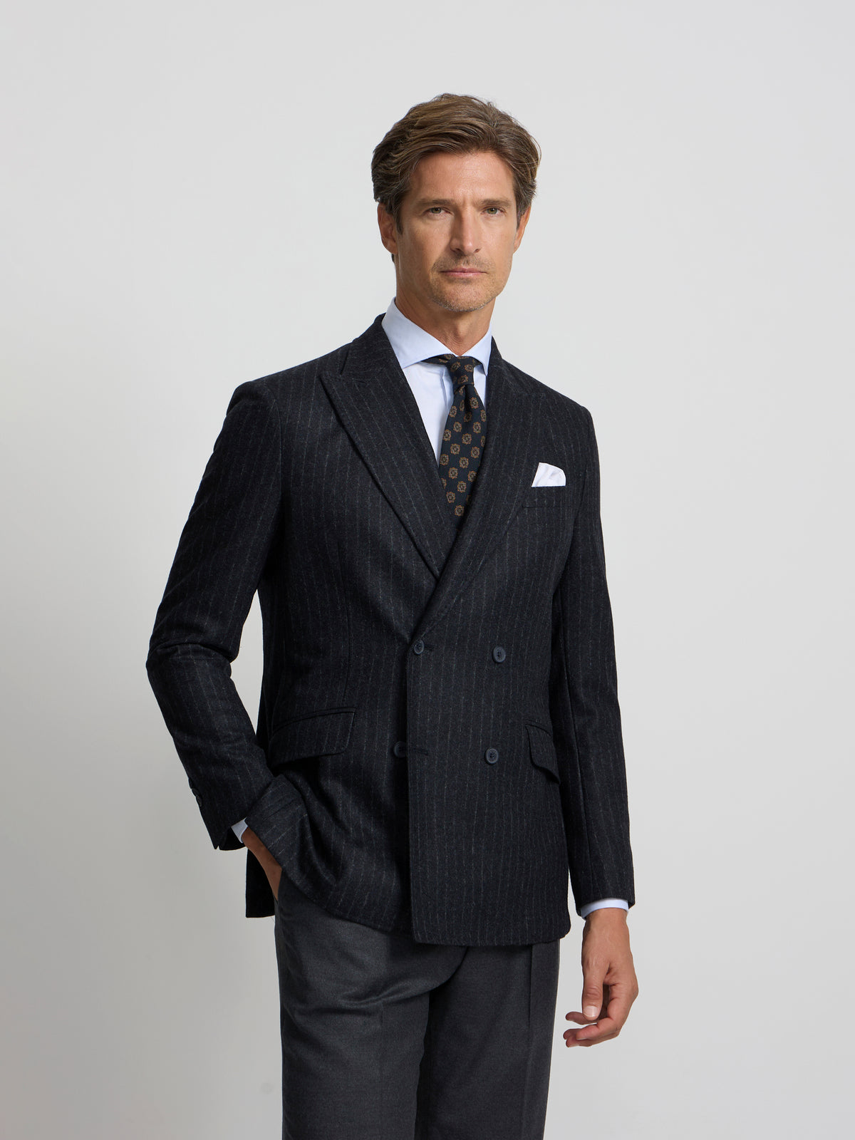 Blazer cruzado risca diplomática azul-marinho