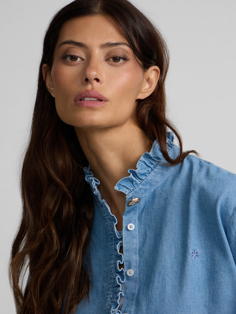 Camisa cuello volante detalle puño denim