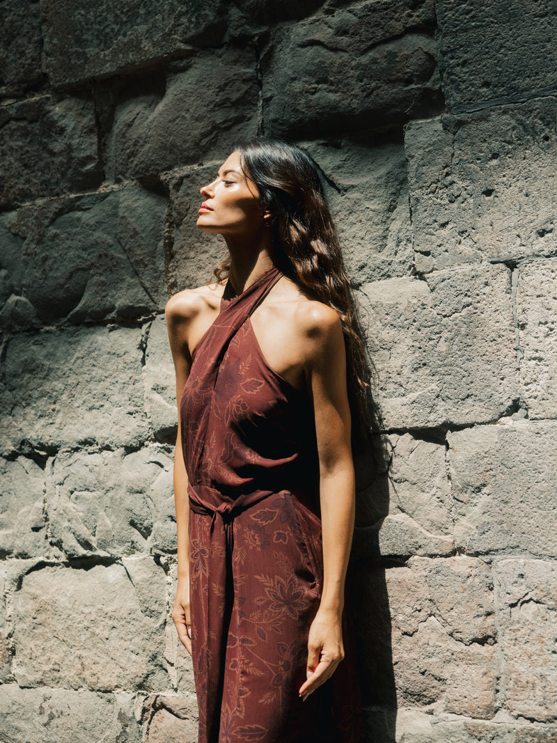 Vestido cuello halter estampado marron