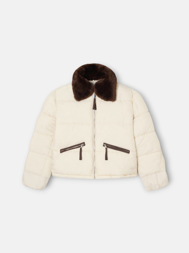 Parka corta acolchada cuello pelo crudo