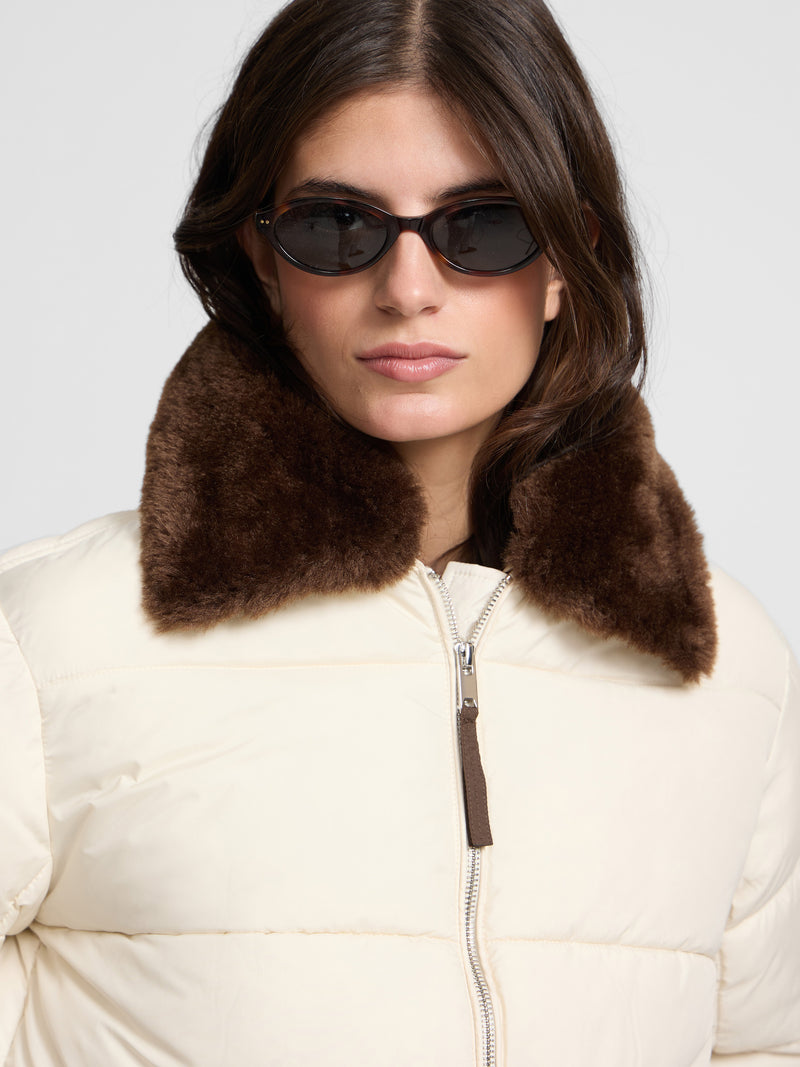 Parka courte matelassée col en fausse fourrure écrue