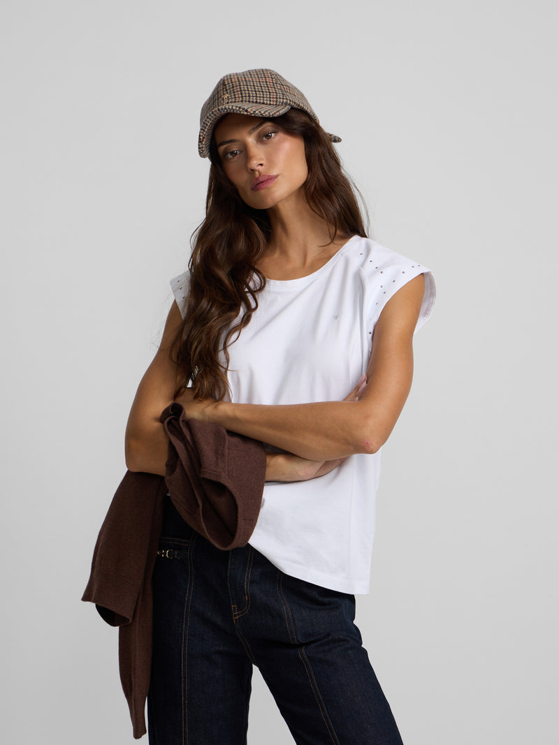 Camiseta mulher ombreiras detalhe tachas branca