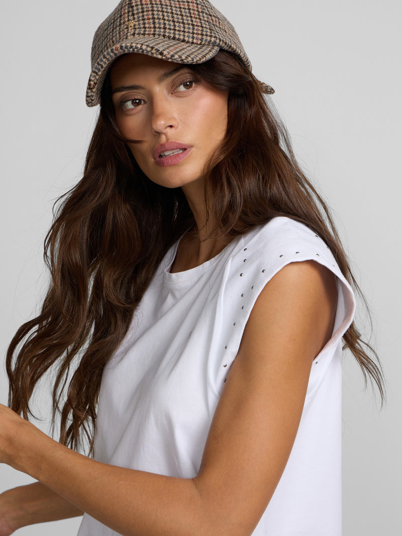 Camiseta mulher ombreiras detalhe tachas branca