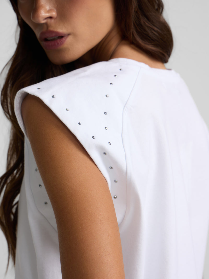 Camiseta mulher ombreiras detalhe tachas branca