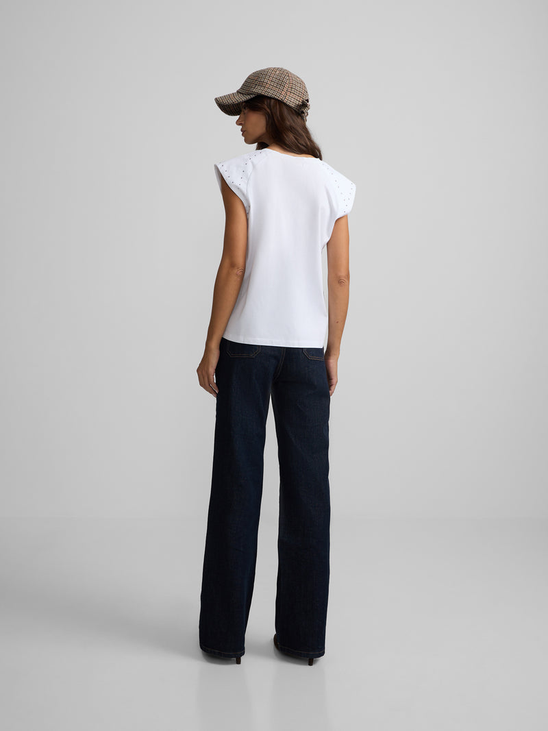 Camiseta mulher ombreiras detalhe tachas branca