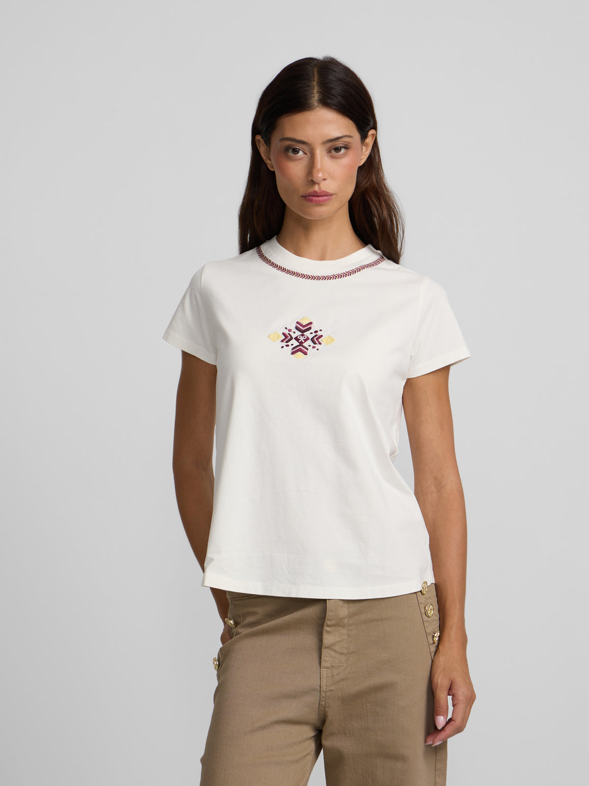 Camiseta mulher bordado étnico cru
