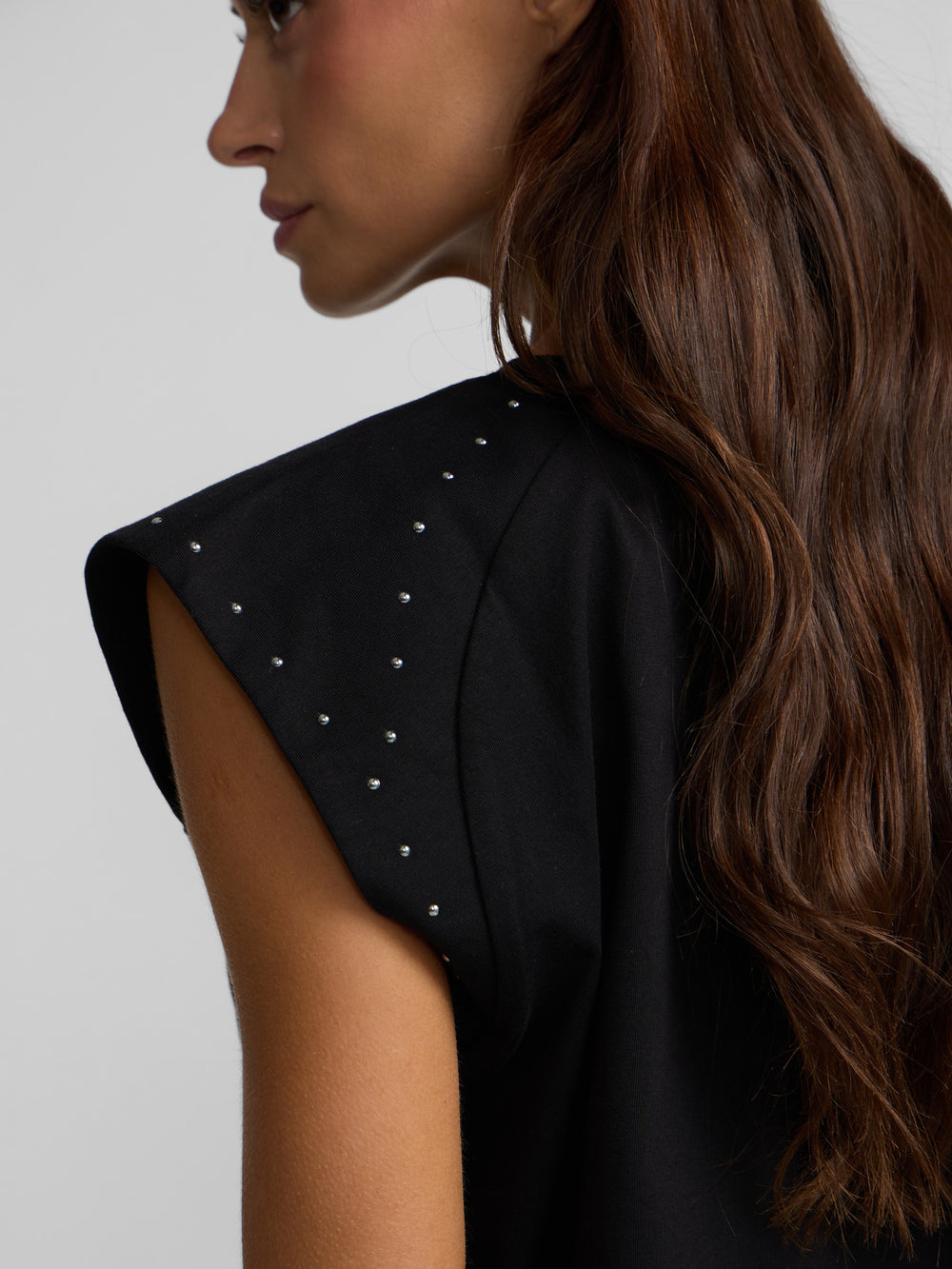 T-shirt femme épaulettes détail clous noir