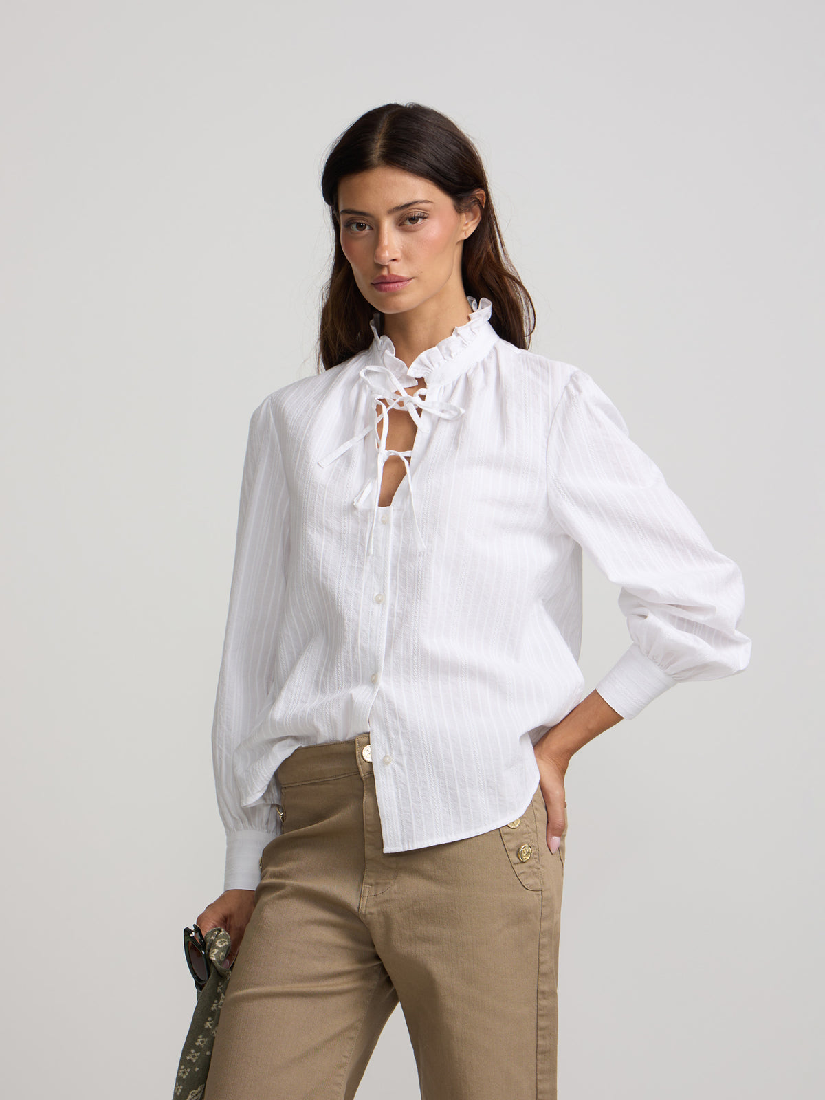 Camisa cuello alto lazos blanca