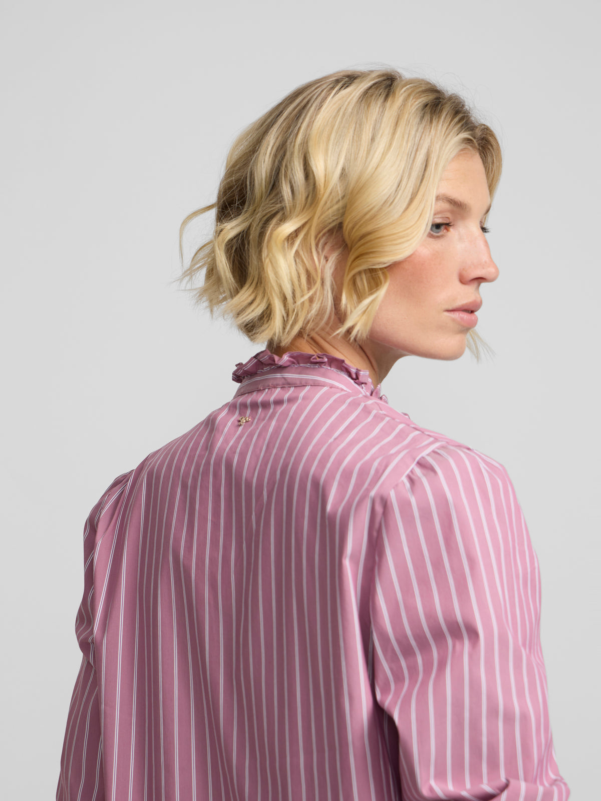 Camisa cuello alto lazos rayas rosa