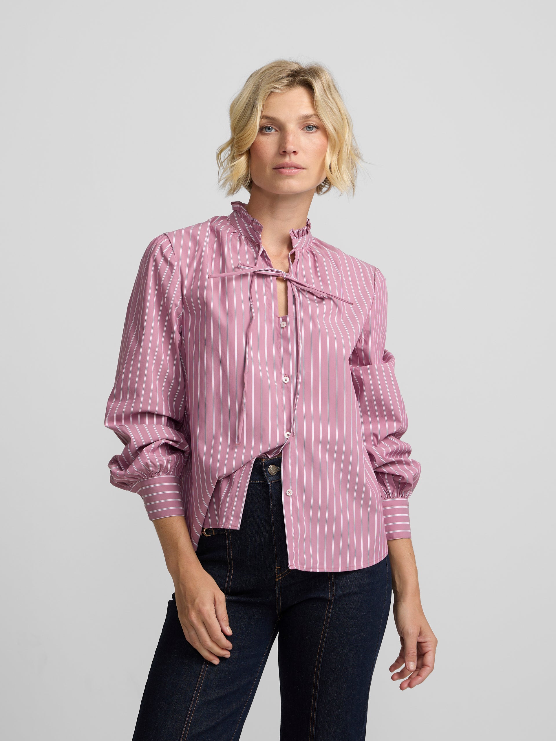 Camisa cuello alto lazos rayas rosa