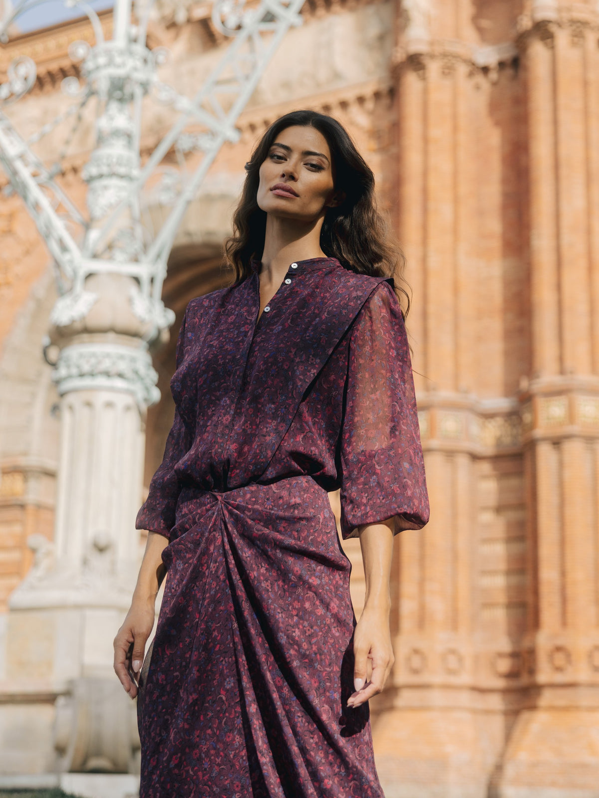 Blusa estampada com flores em grená