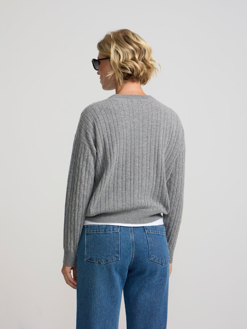 Pull torsadé col rond gris