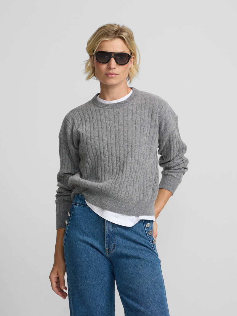 Pull torsadé col rond gris