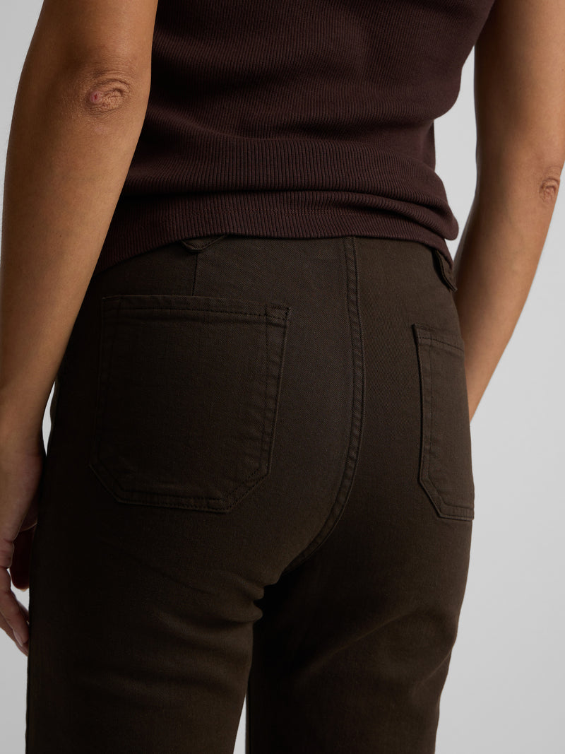 Pantalon denim recto detalle hebillas marron