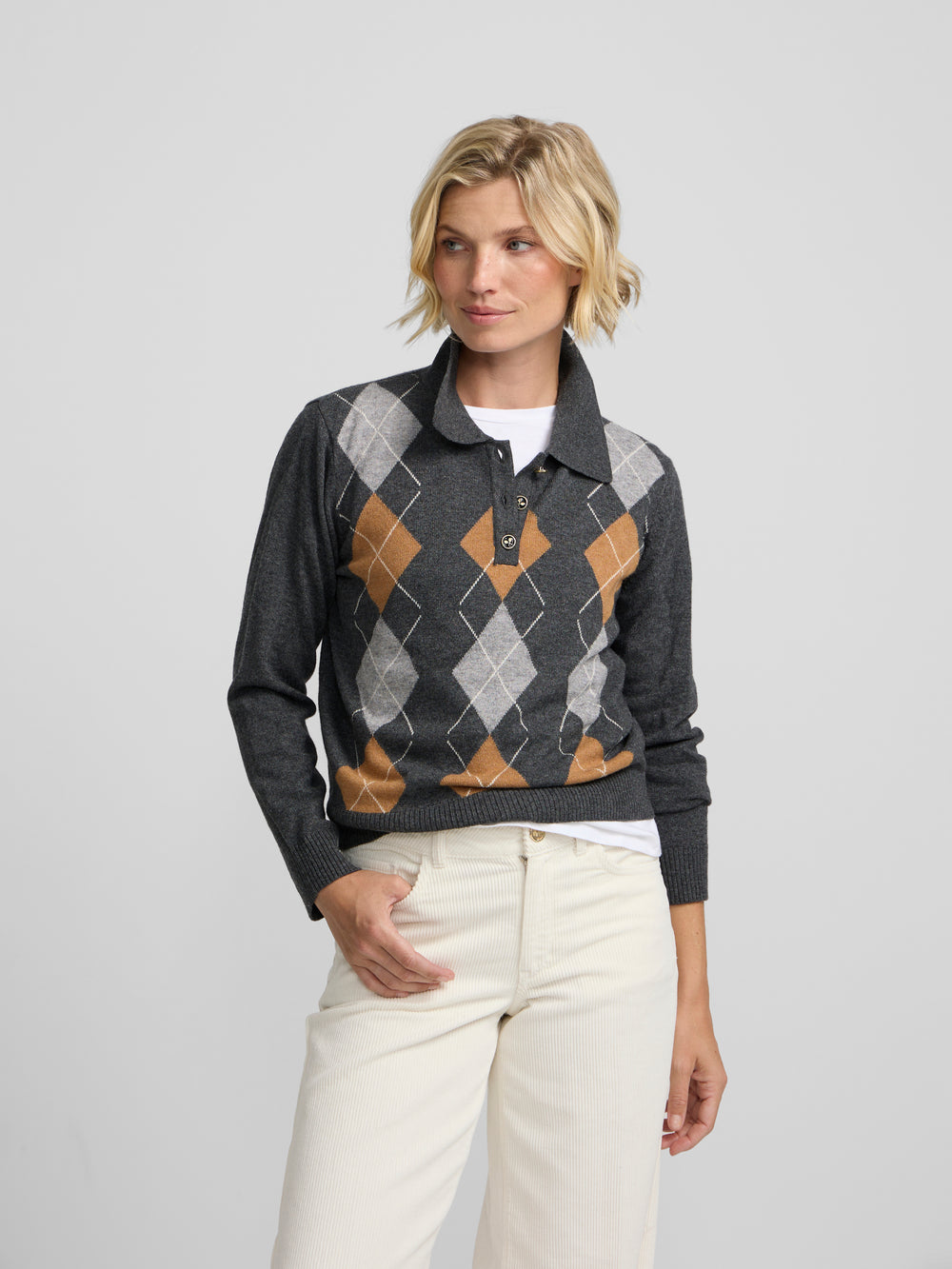 Polo punto rombos gris y camel