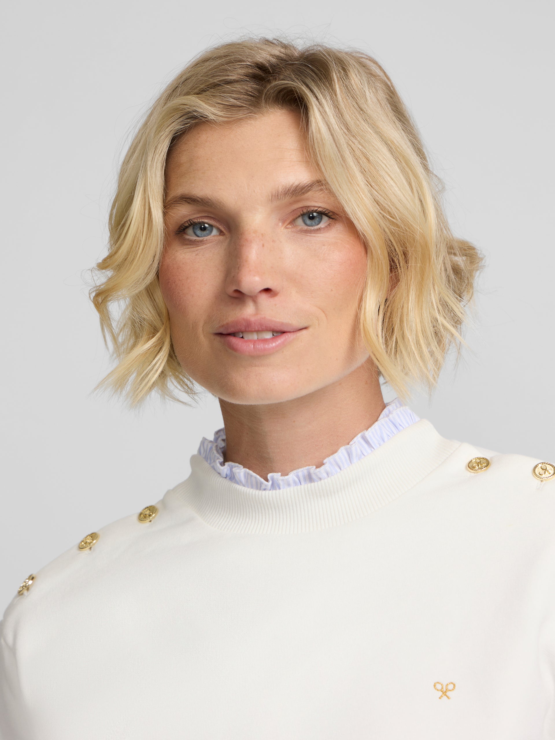 Women's sweatshirt with ruffled collar and buttons in off-white