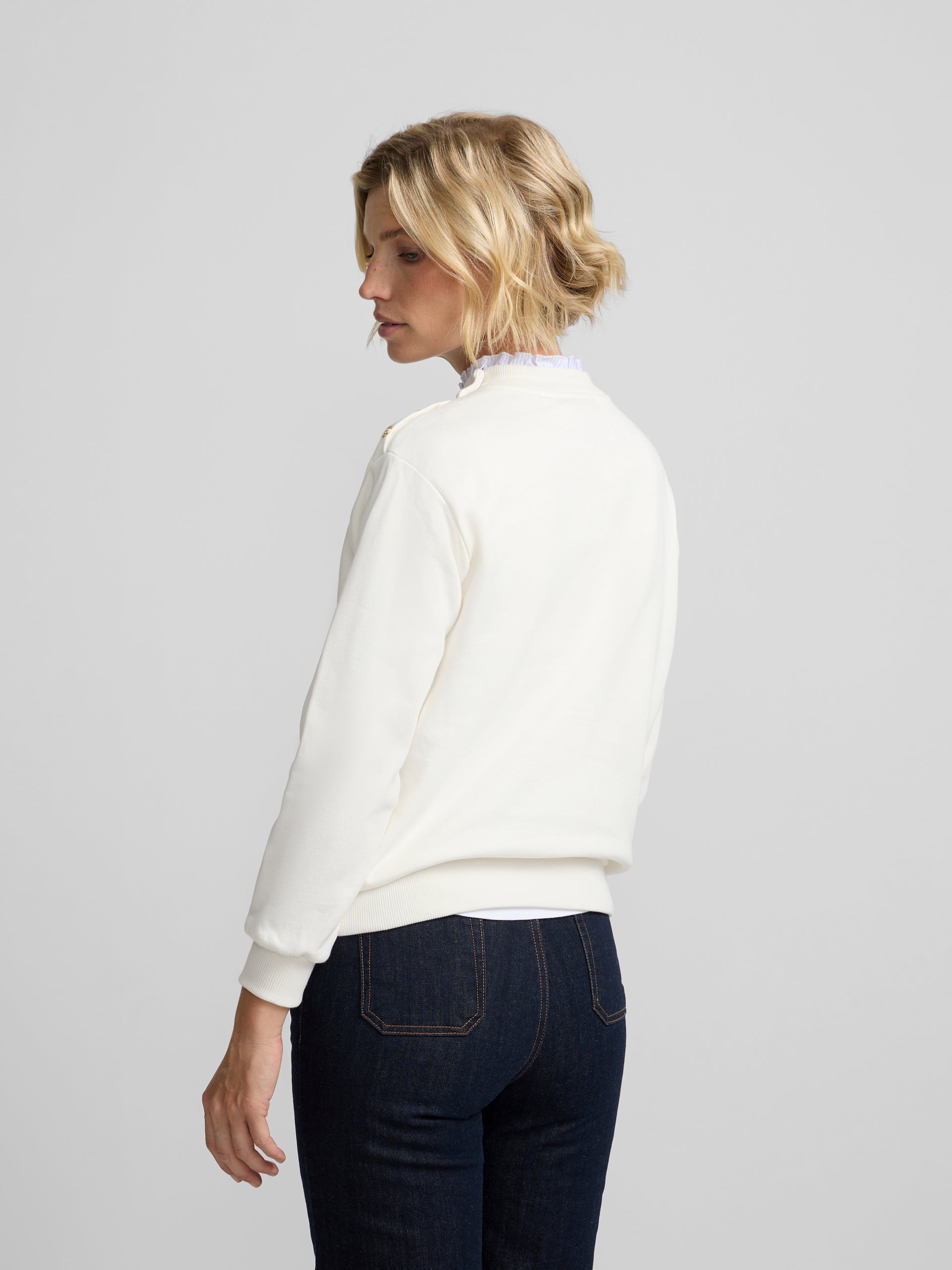 Women's sweatshirt with ruffled collar and buttons in off-white