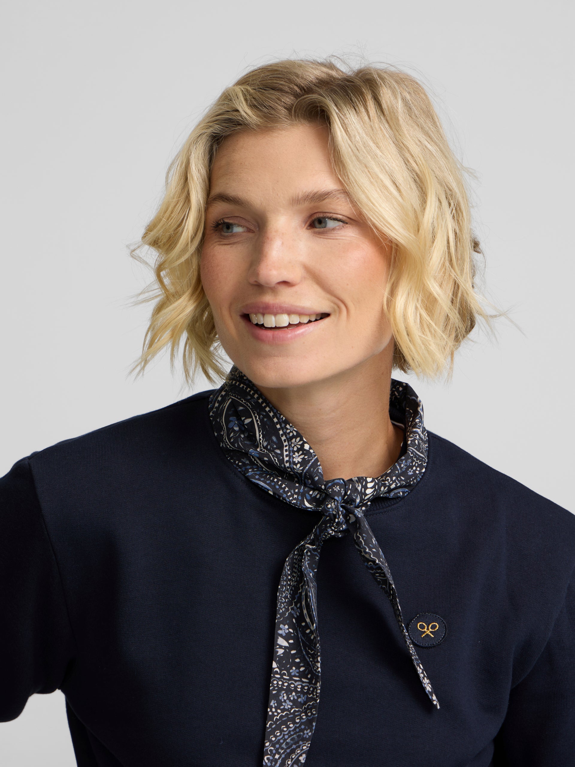 Women's sweatshirt with navy blue scarf