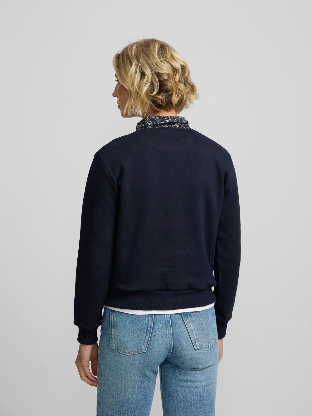 Women's sweatshirt with navy blue scarf
