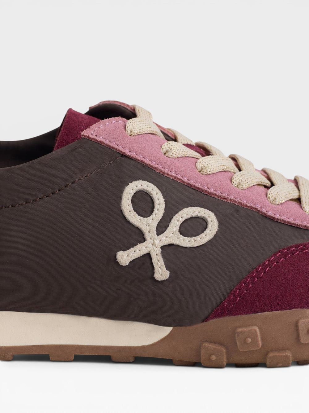 Tricolor sneakers with brown and burgundy rackets