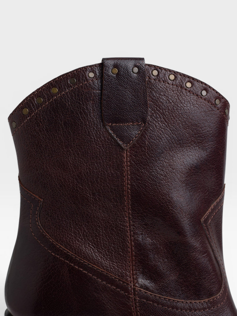 Botin piel tacon detalle tachas granate