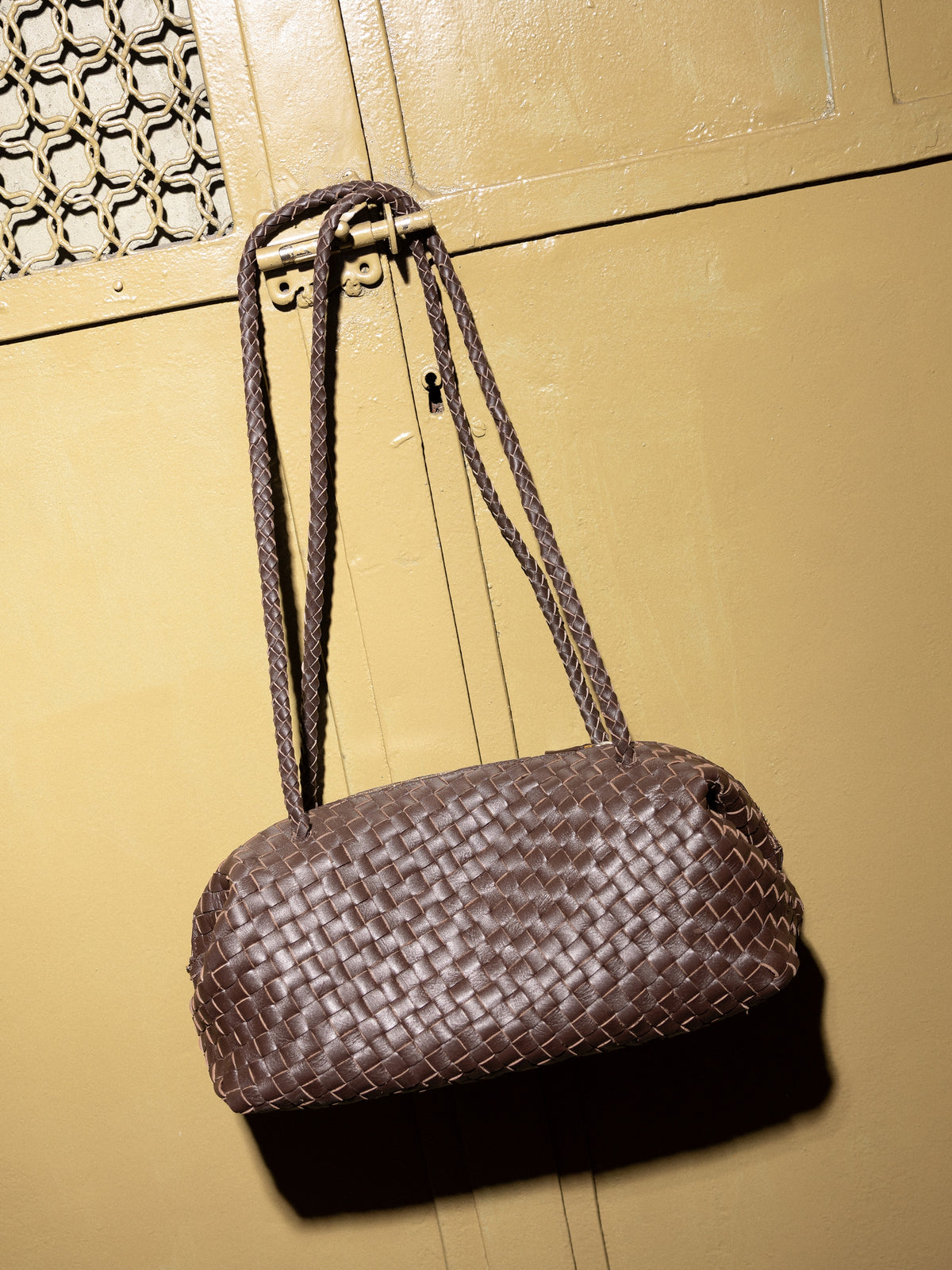 Bolso piel de hombro alargado trenzado marron