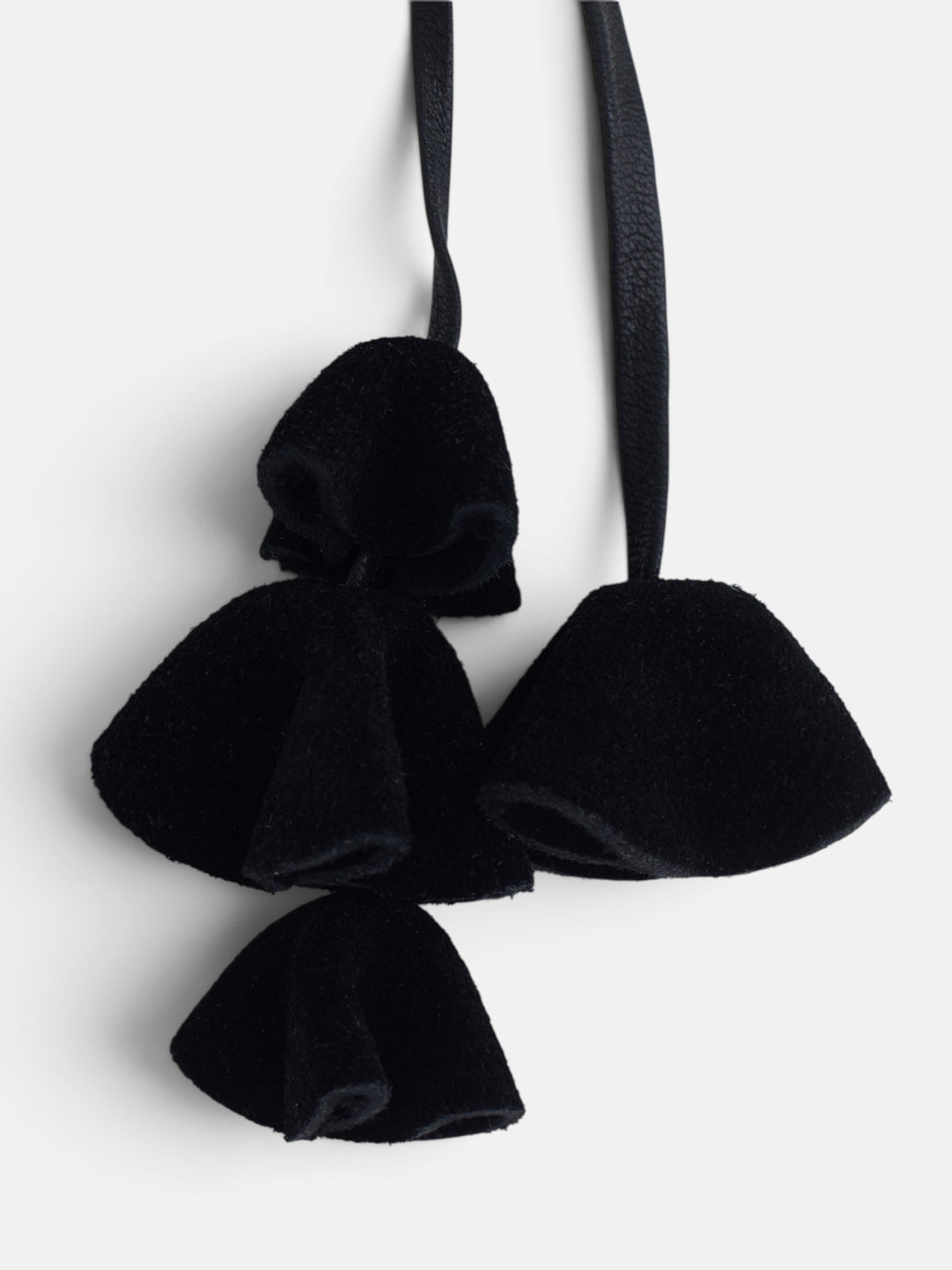 Llavero piel flores negro