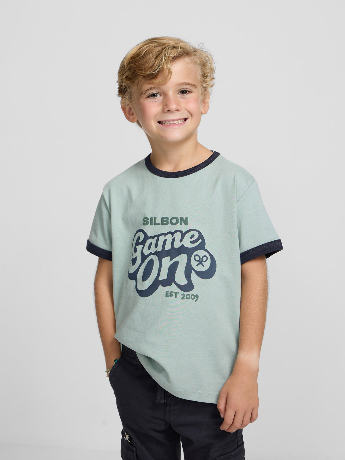T-shirt kids game on verde