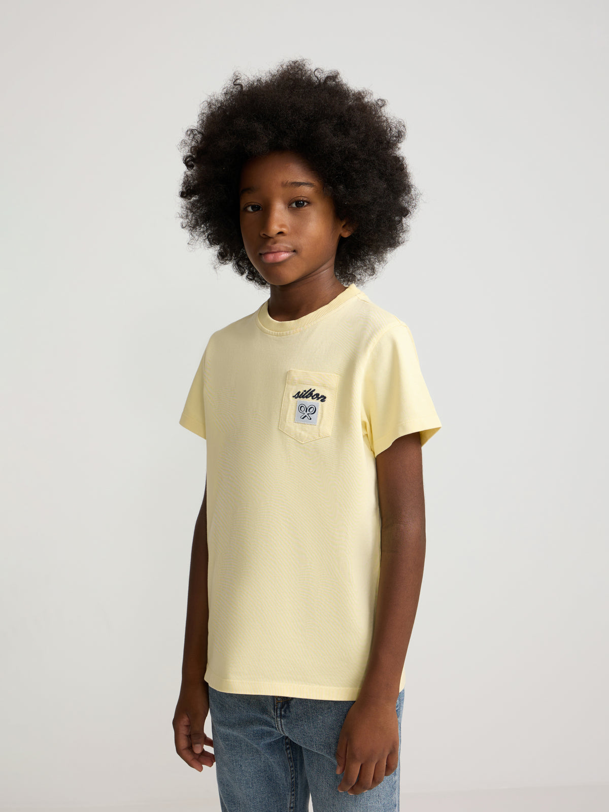 Camiseta kids bolsillo etiqueta amarilla