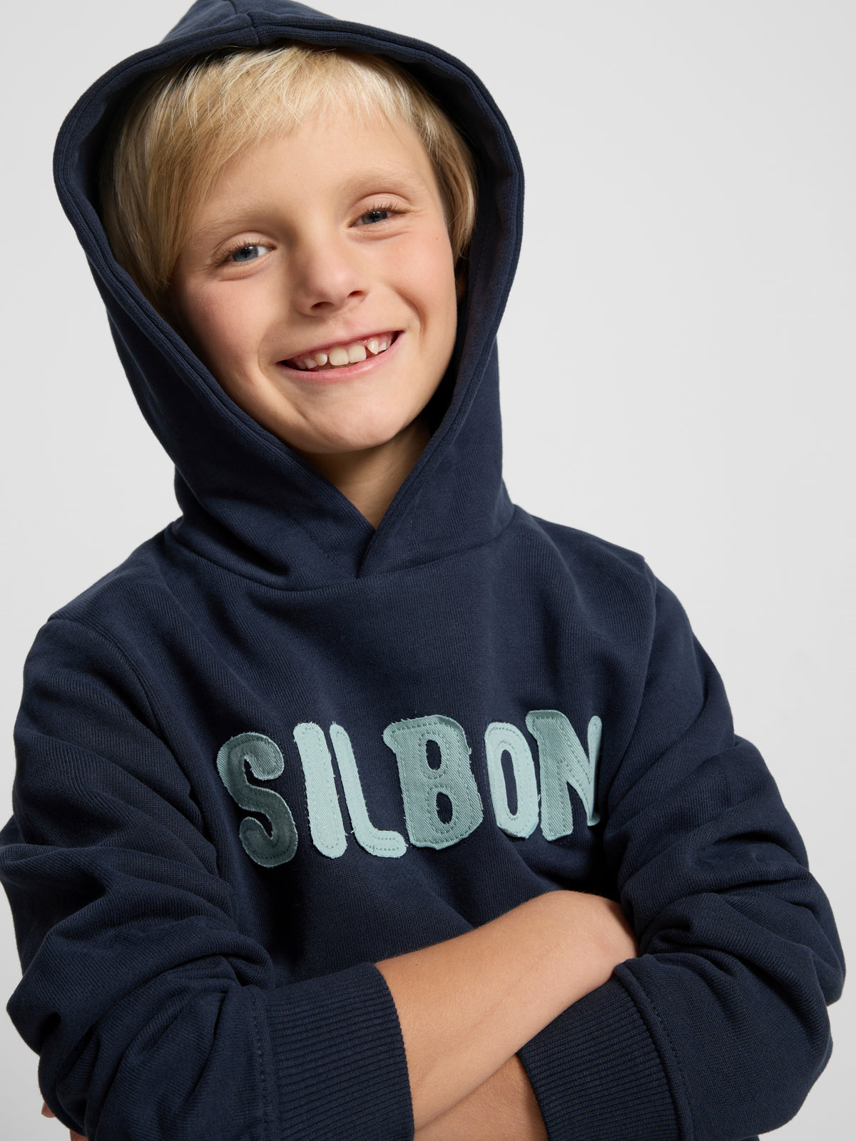 Sweatshirt kids com capuz e patch de contraste azul-marinho
