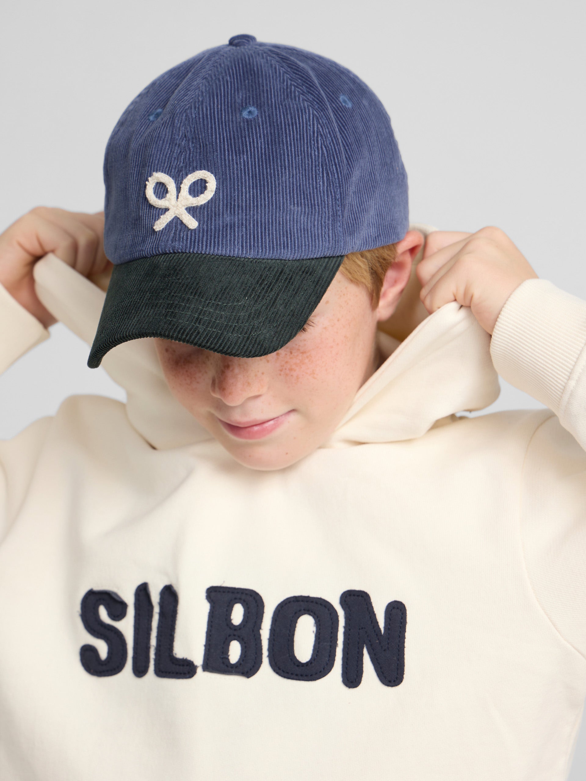 Sweat à capuche enfant avec patch contrastant crème