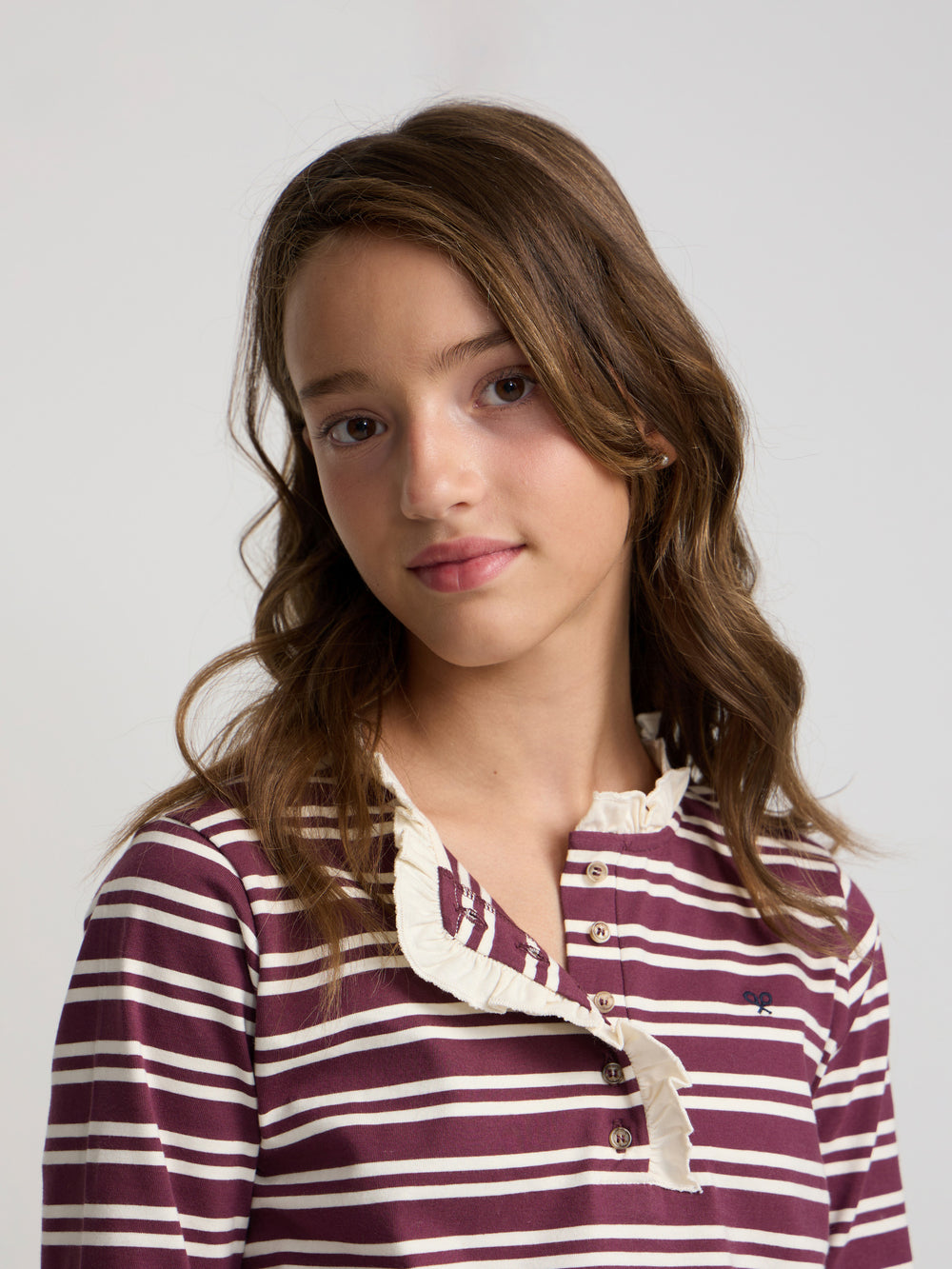 Camiseta girl cuello volante rayas granate y crudo