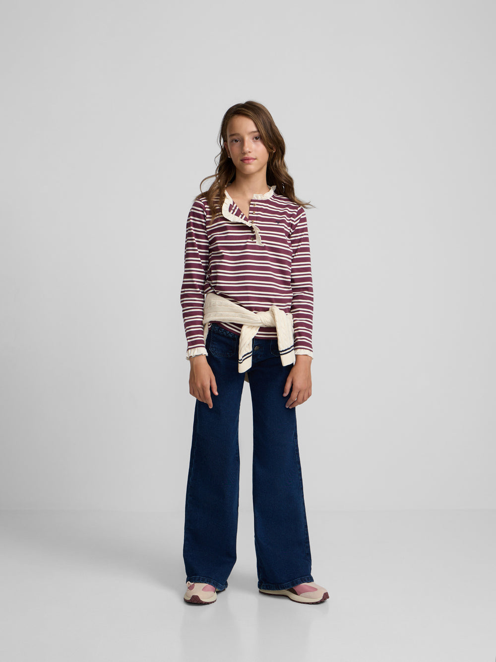 Camiseta girl cuello volante rayas granate y crudo