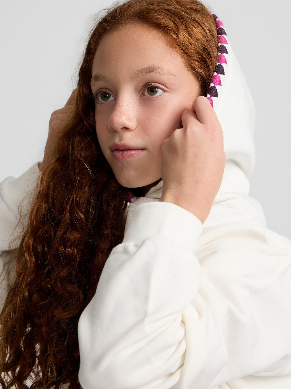 Sudadera girl capucha raqueta estampado crudo