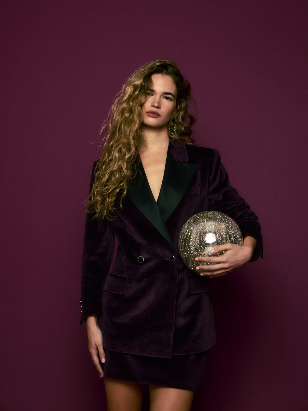 Americana cruzada solapa negra terciopelo morada