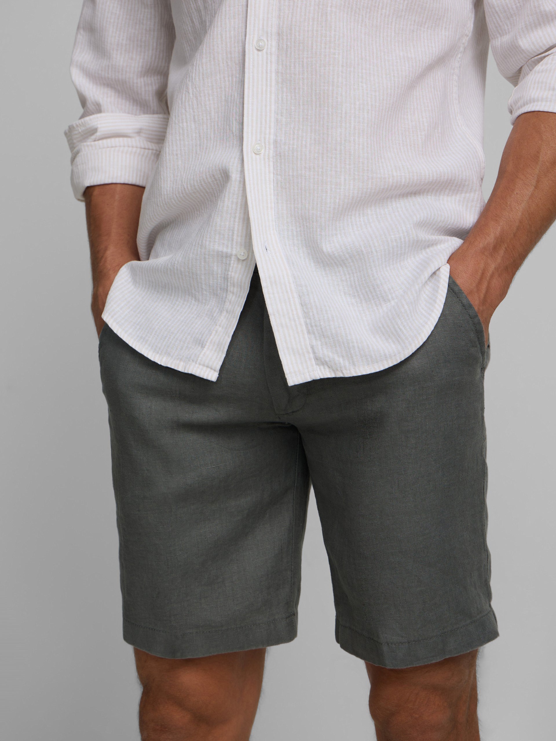 Plain green linen Bermuda shorts