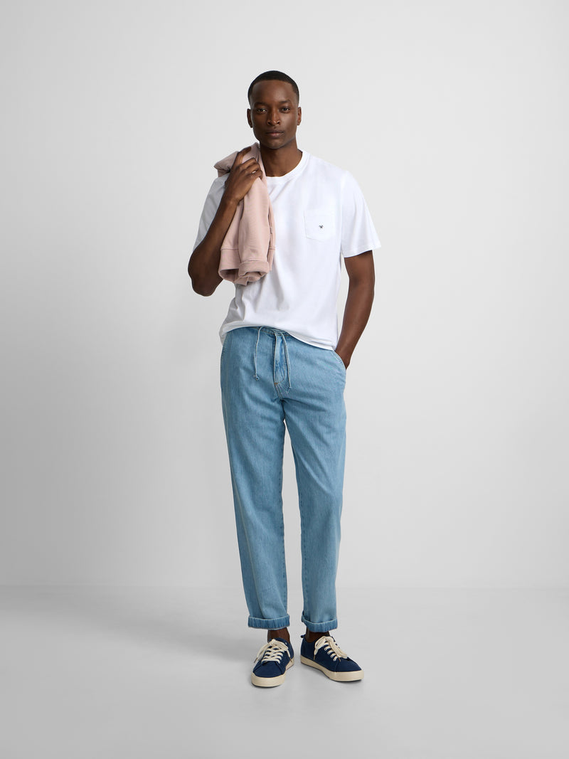 T-shirt classique blanche avec poche et mini-logo