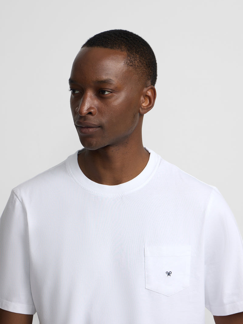 T-shirt classique blanche avec poche et mini-logo