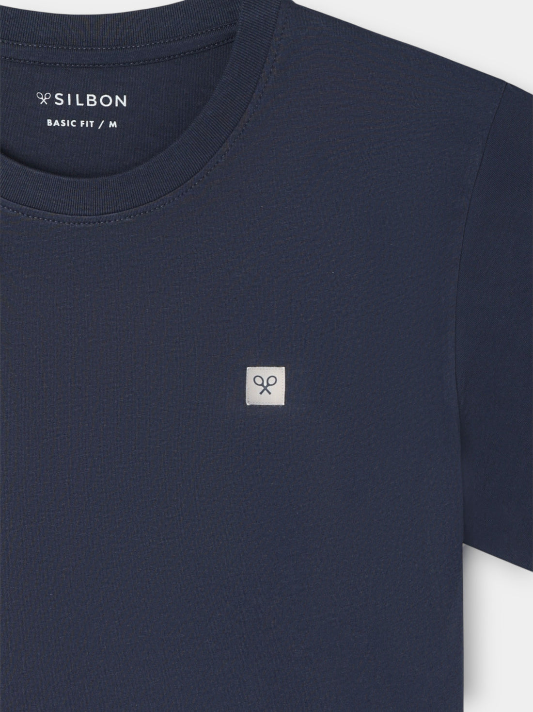 Plain t-shirt with navy blue mini logo patch