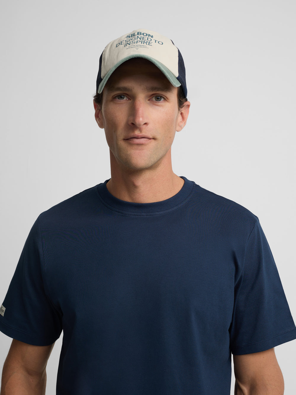 Camiseta clasica etiqueta azul marino