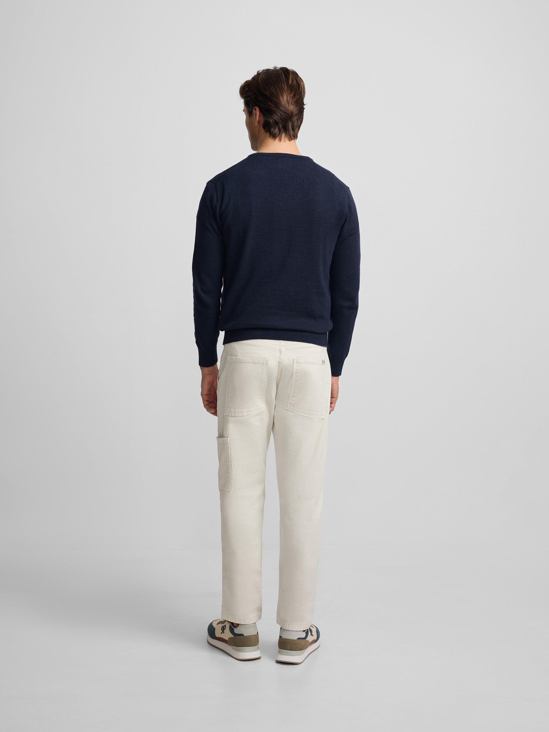 Jersey liso cuello pico azul marino