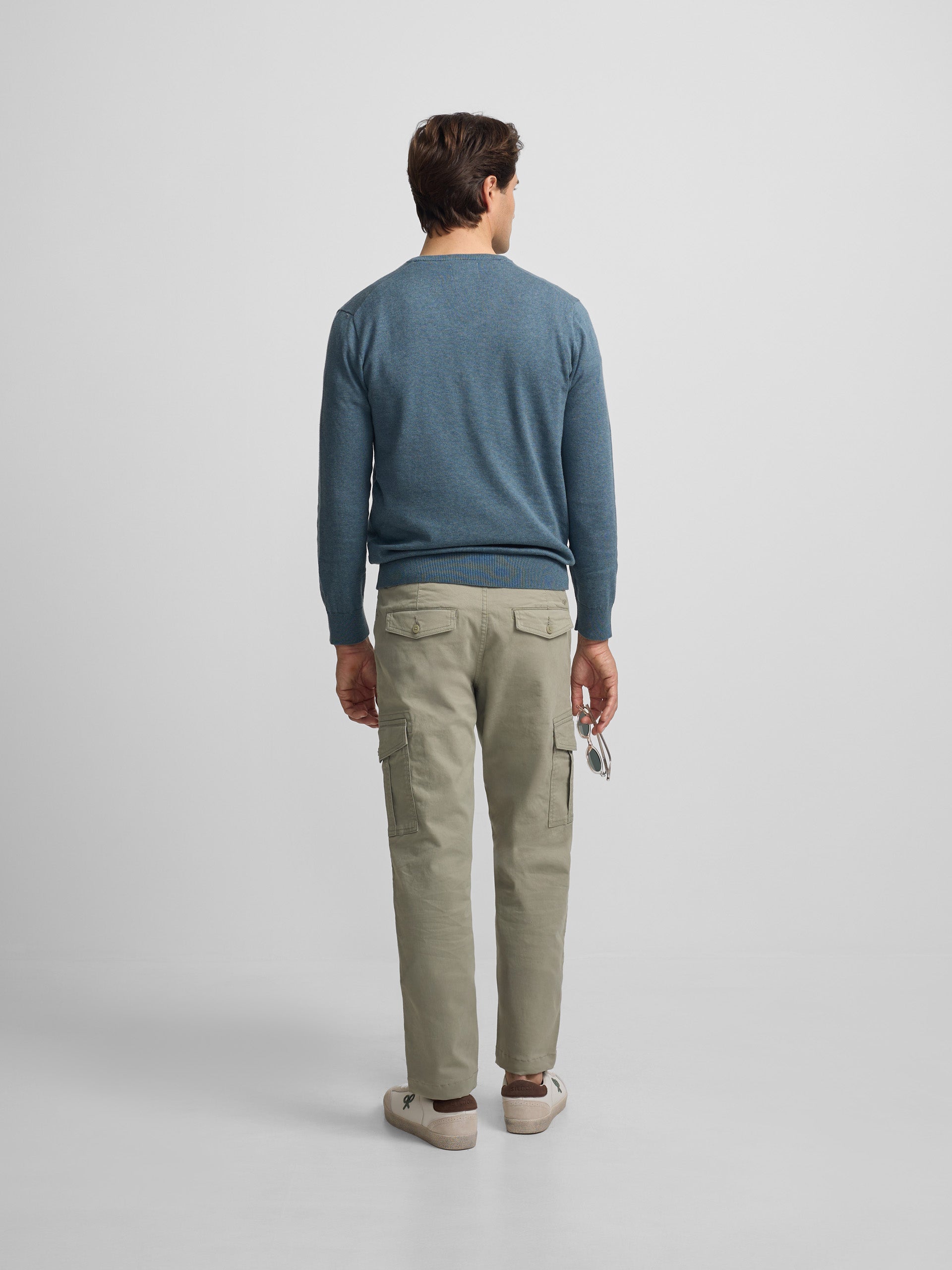 Jersey liso cuello pico azul claro