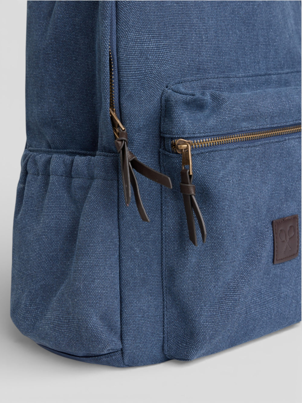 Mochila com detalhe em pele azul-marinho