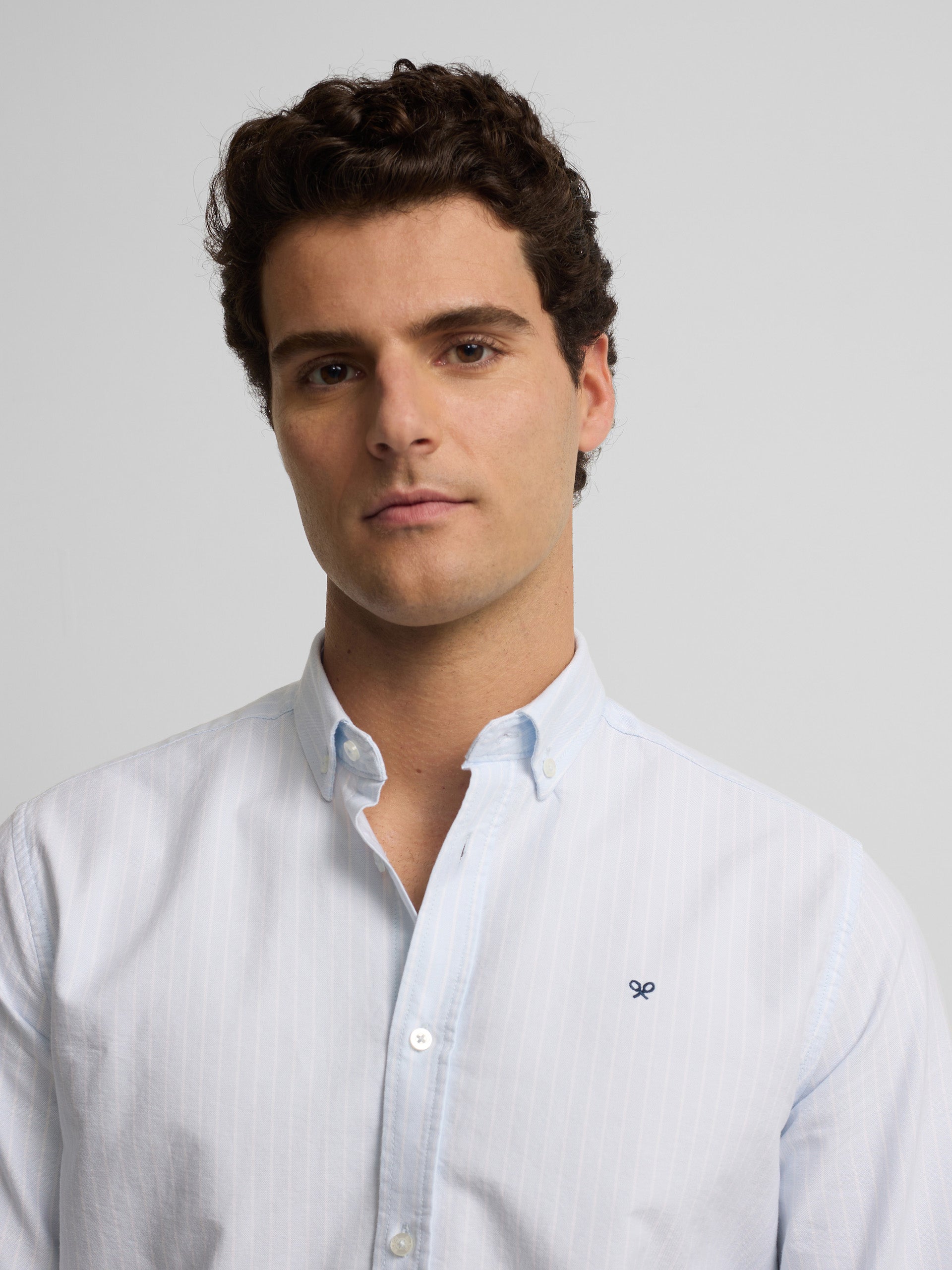 Camisa sport oxford riscas brancas azul-claro