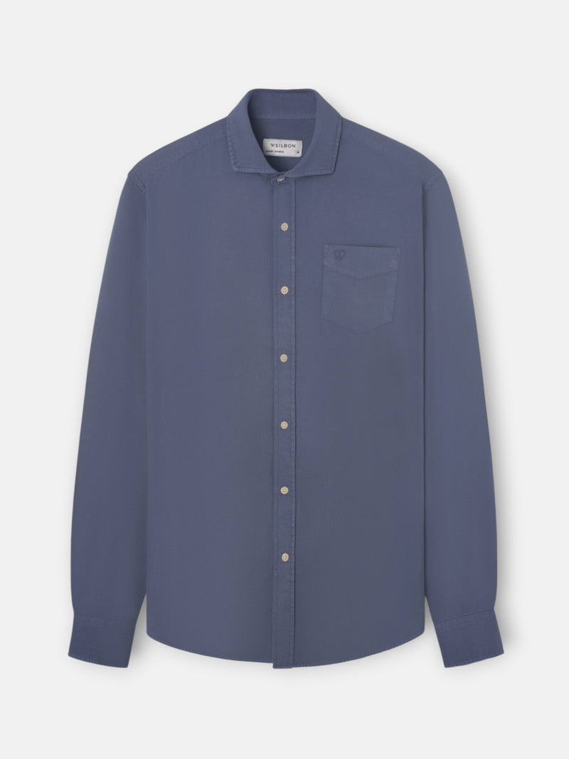 Chemise sport bleue à poche usée
