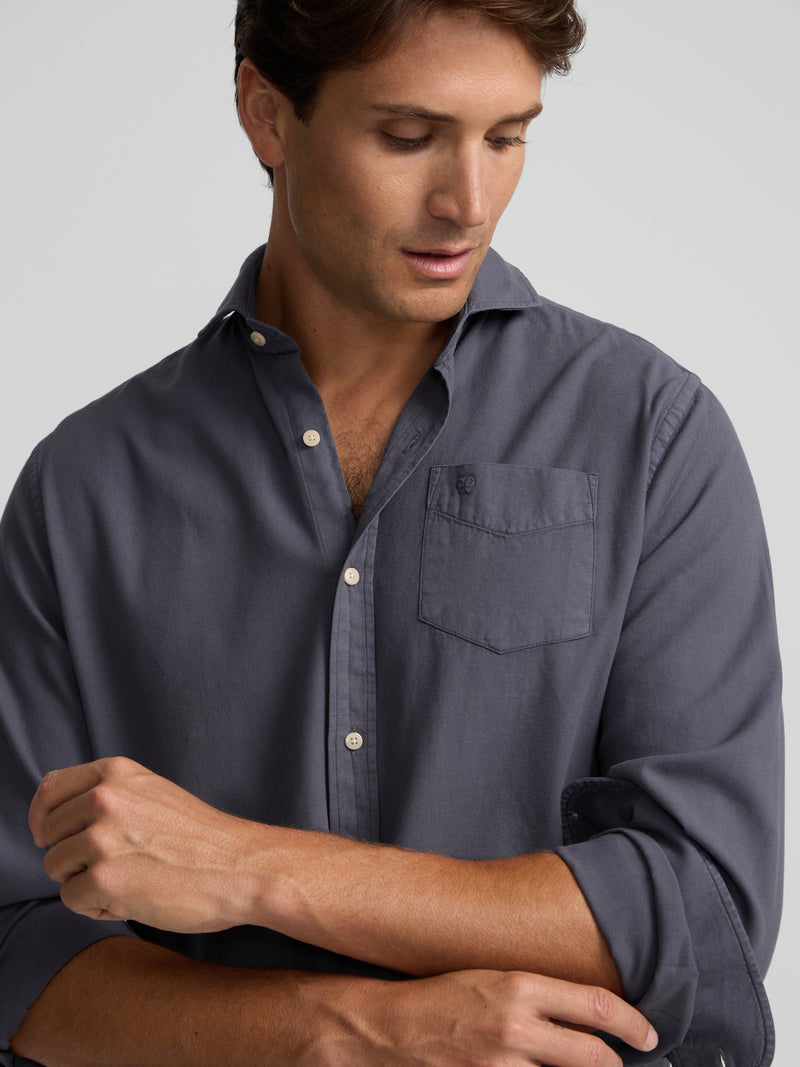 Chemise sport bleue à poche usée