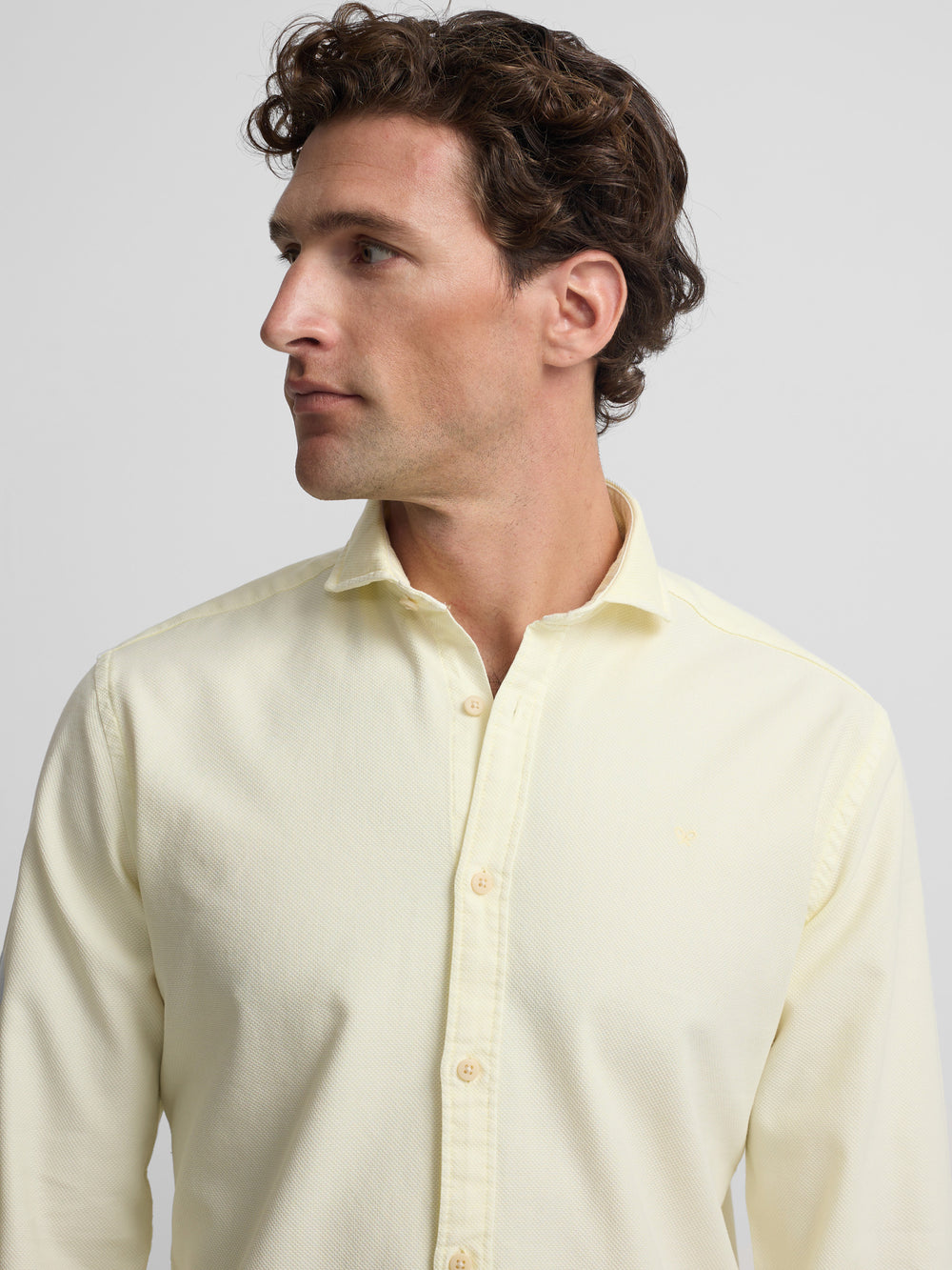 Sport shirt with yellow logo structure