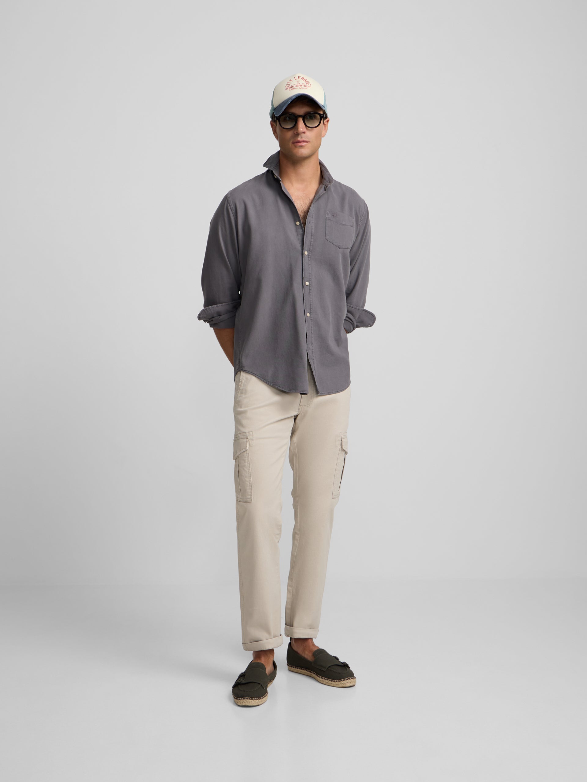 Camisa desportiva cinzenta com bolso desgastado