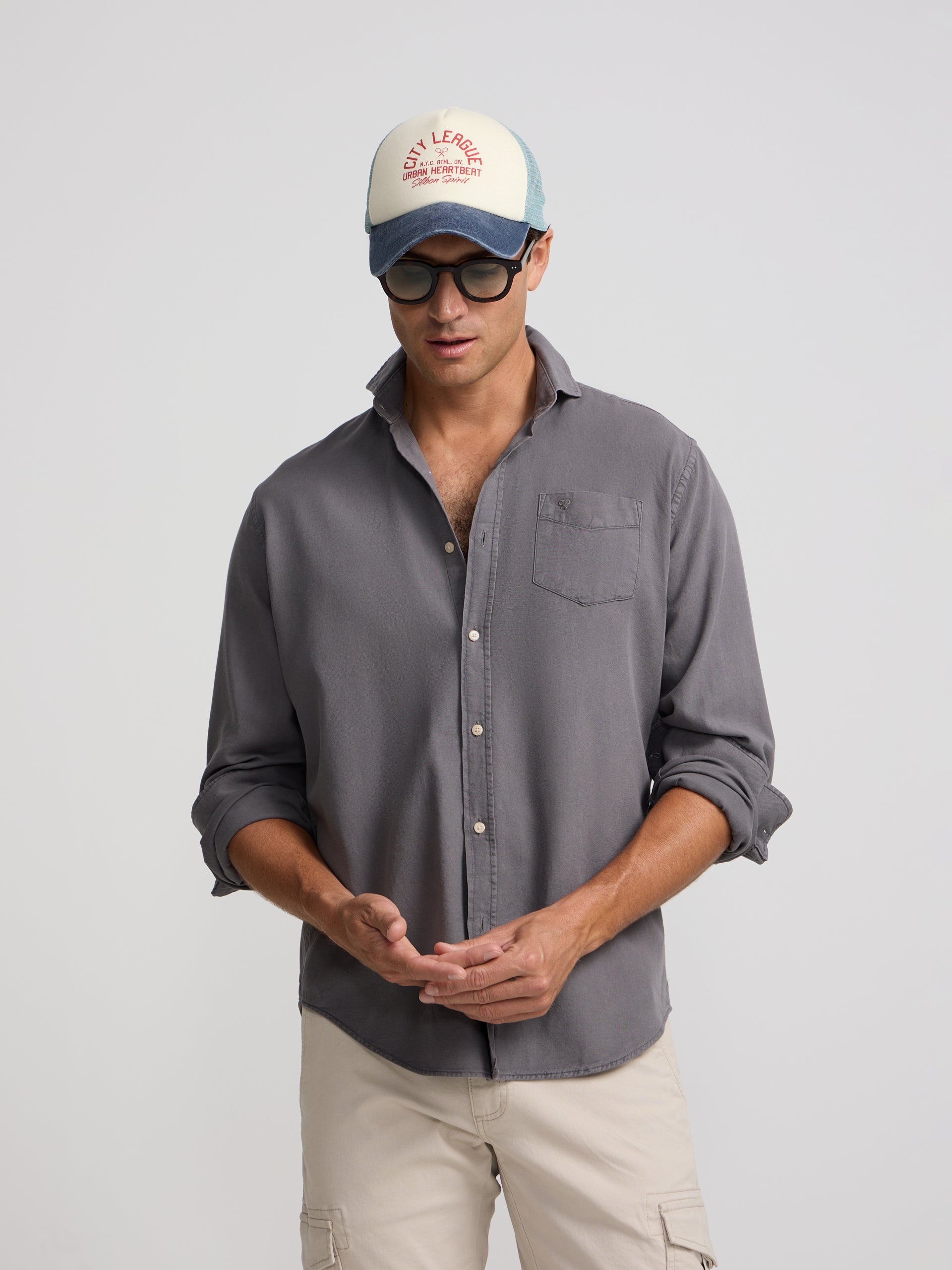 Camisa desportiva cinzenta com bolso desgastado