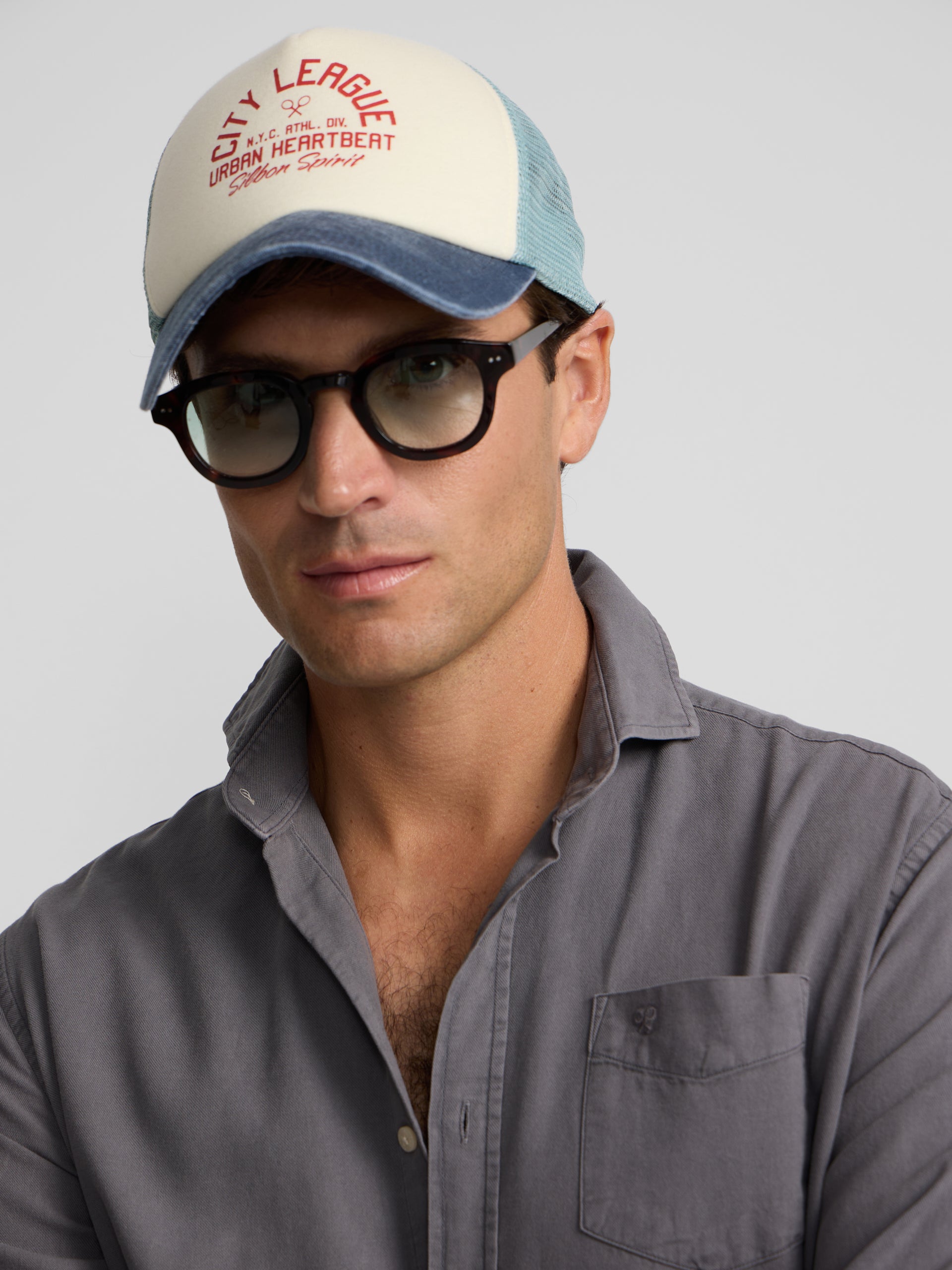 Camisa desportiva cinzenta com bolso desgastado
